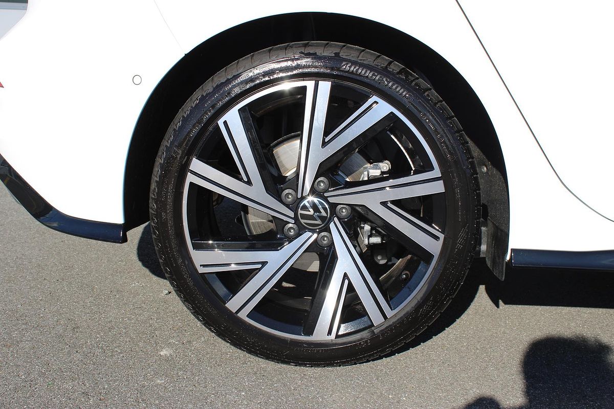 2024 Volkswagen Golf 110TSI R-Line 8