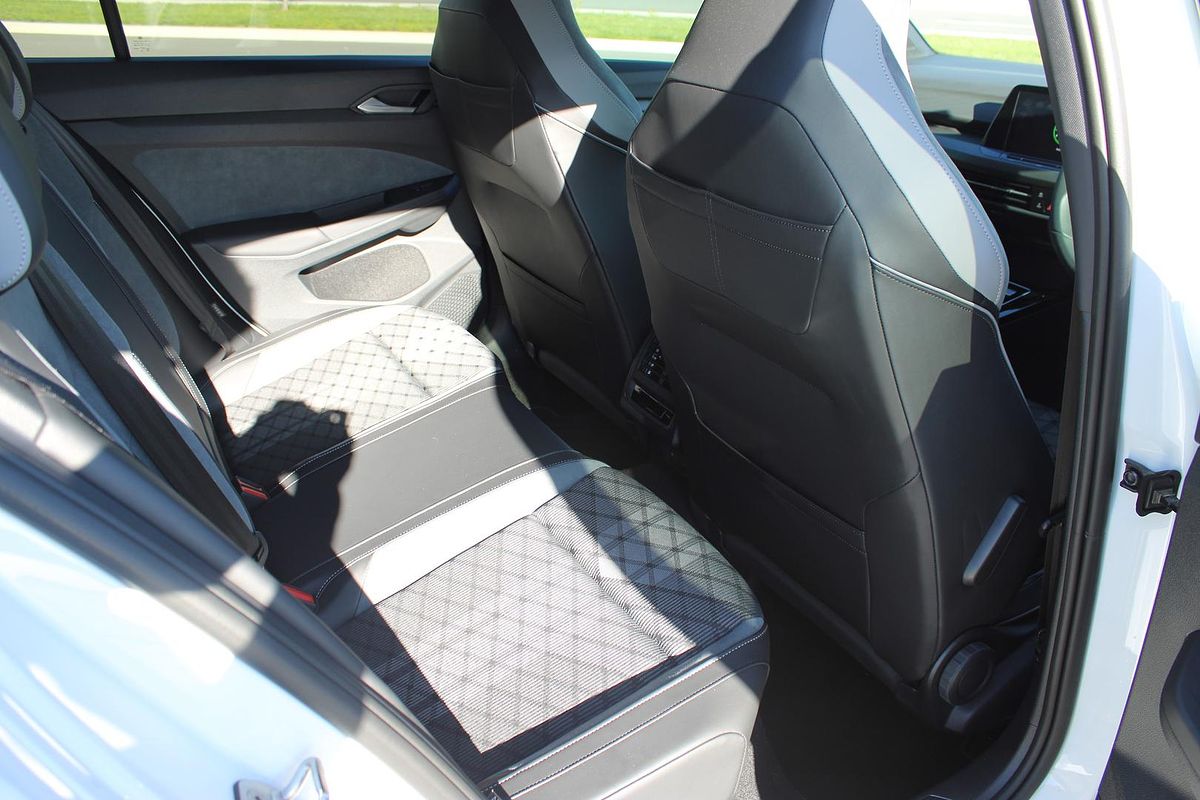 2024 Volkswagen Golf 110TSI R-Line 8