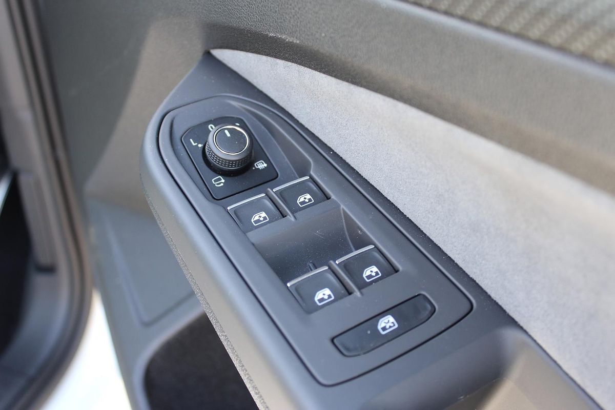 2024 Volkswagen Golf 110TSI R-Line 8