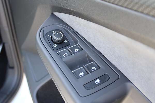 2024 Volkswagen Golf 110TSI R-Line 8