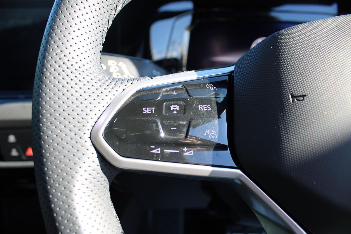 2024 Volkswagen Golf 110TSI R-Line 8