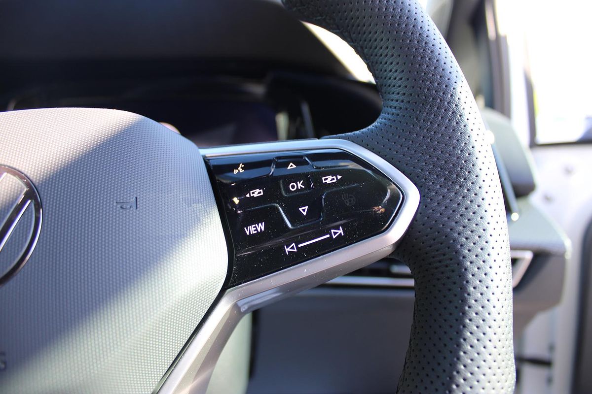 2024 Volkswagen Golf 110TSI R-Line 8