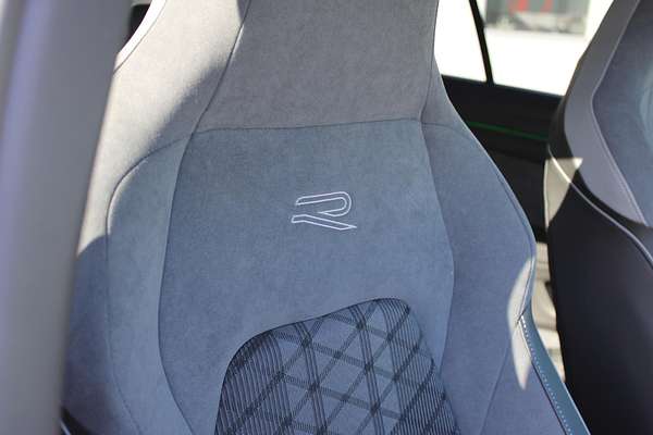 2024 Volkswagen Golf 110TSI R-Line 8