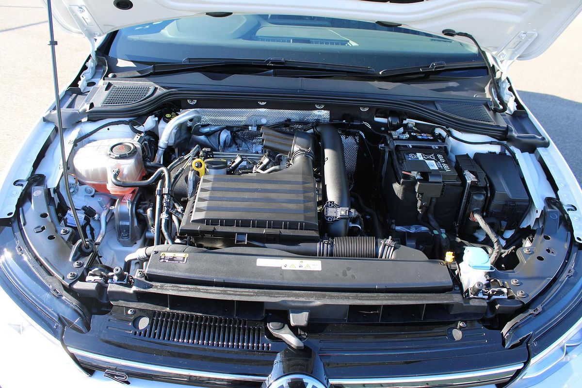 2024 Volkswagen Golf 110TSI R-Line 8