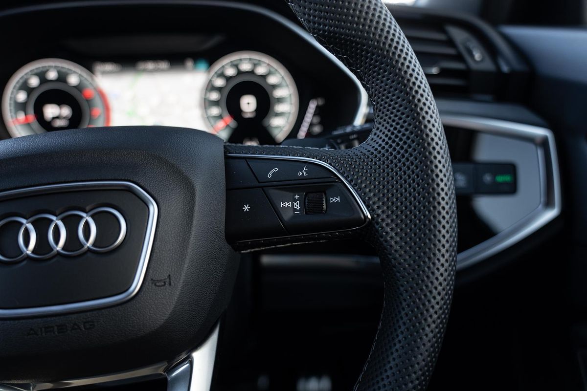 2025 Audi Q3 40 TFSI S line F3