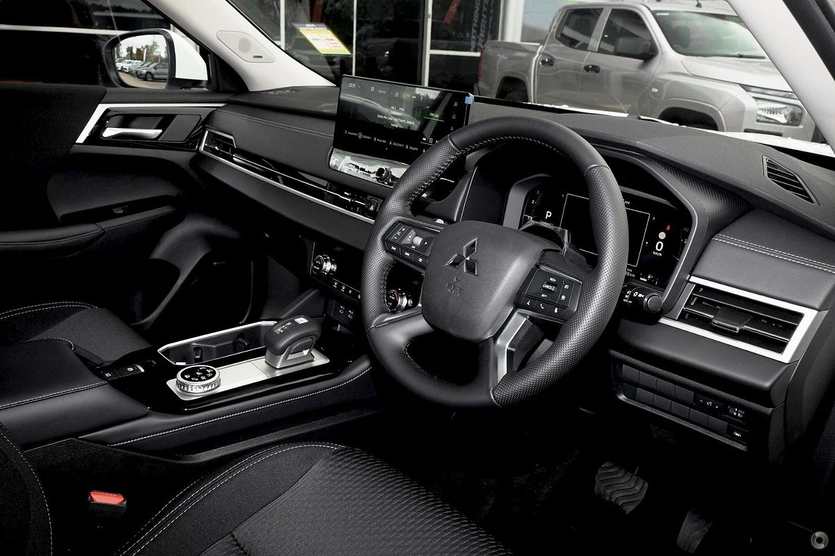 2025 Mitsubishi Outlander LS ZM