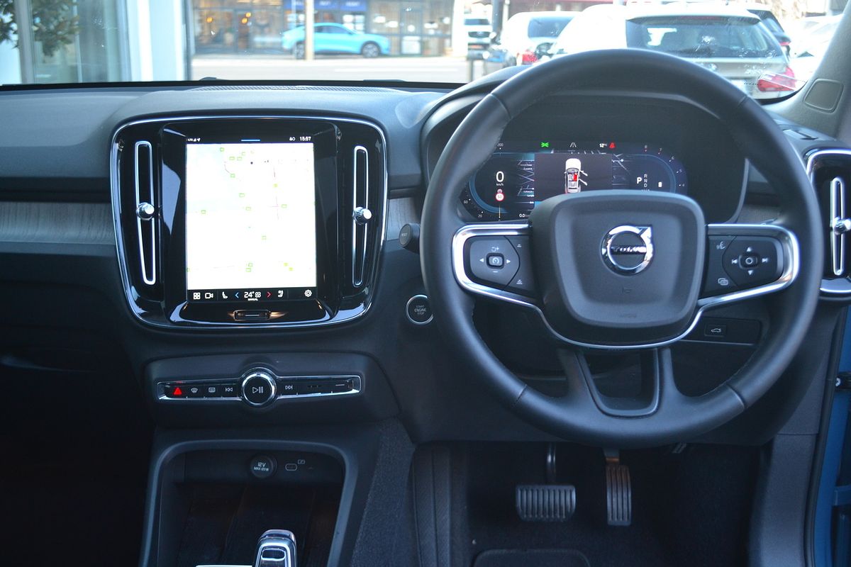 2023 Volvo XC40 Ultimate B4 Bright