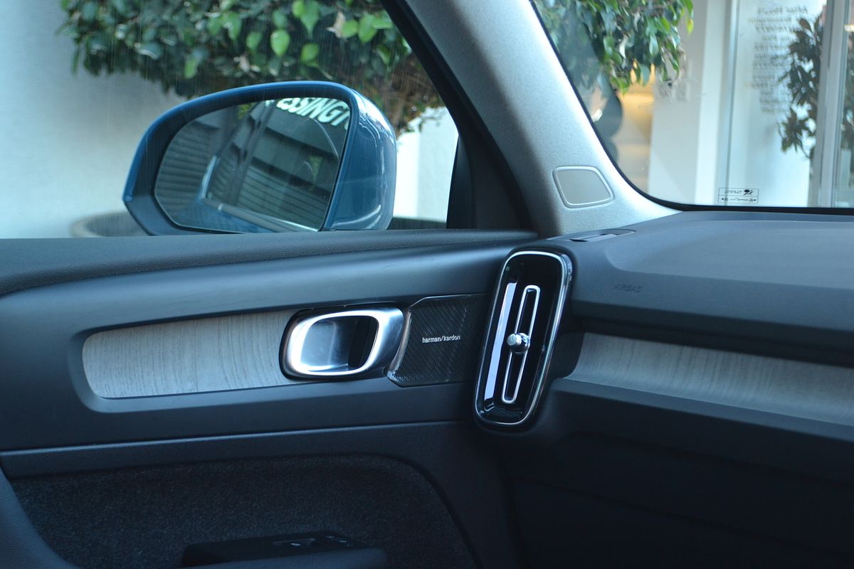 2023 Volvo XC40 Ultimate B4 Bright