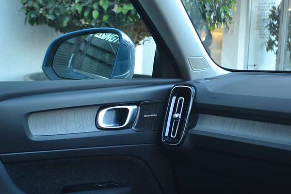 2023 Volvo XC40 Ultimate B4 Bright