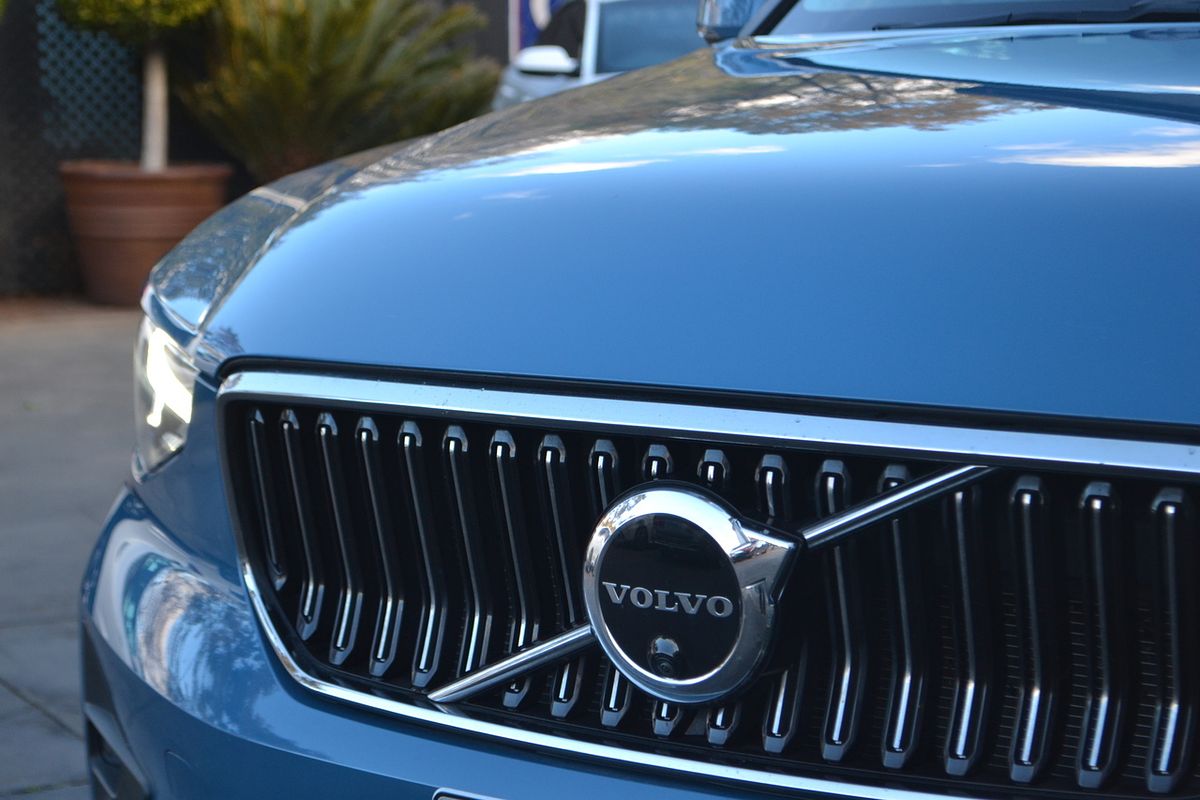 2023 Volvo XC40 Ultimate B4 Bright