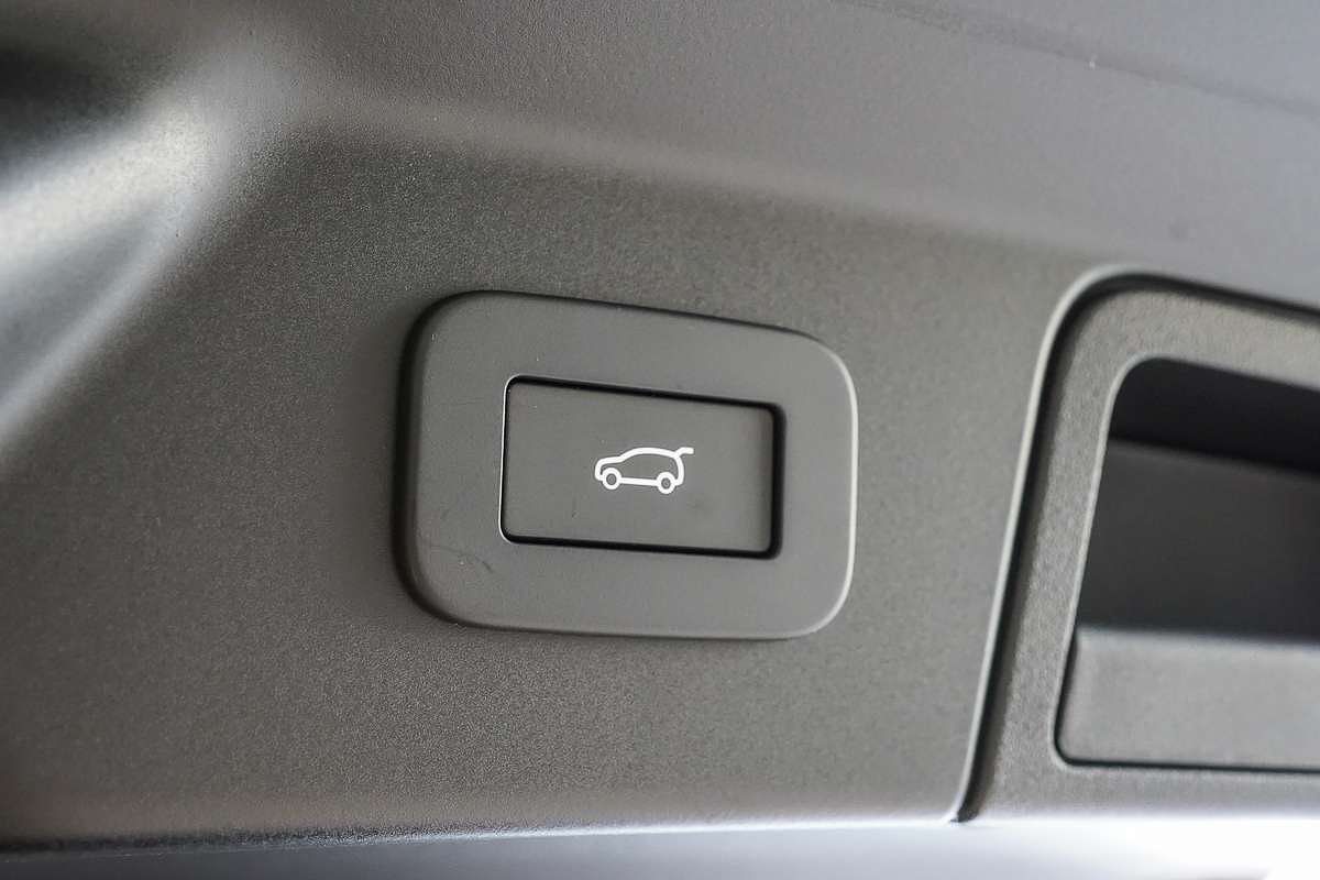 2024 Land Rover Range Rover Velar PHEV P400e Dynamic HSE L560