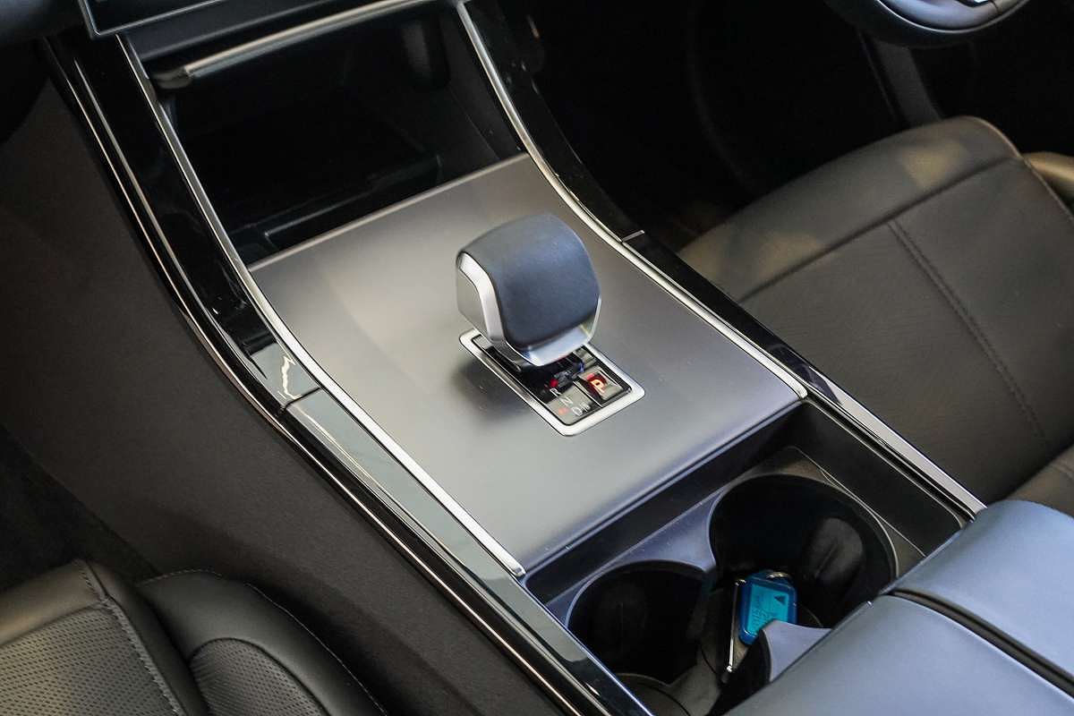 2024 Land Rover Range Rover Velar PHEV P400e Dynamic HSE L560