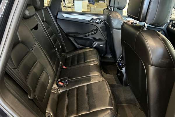 2015 Porsche Macan Turbo 95B