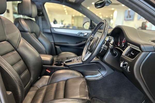 2015 Porsche Macan Turbo 95B