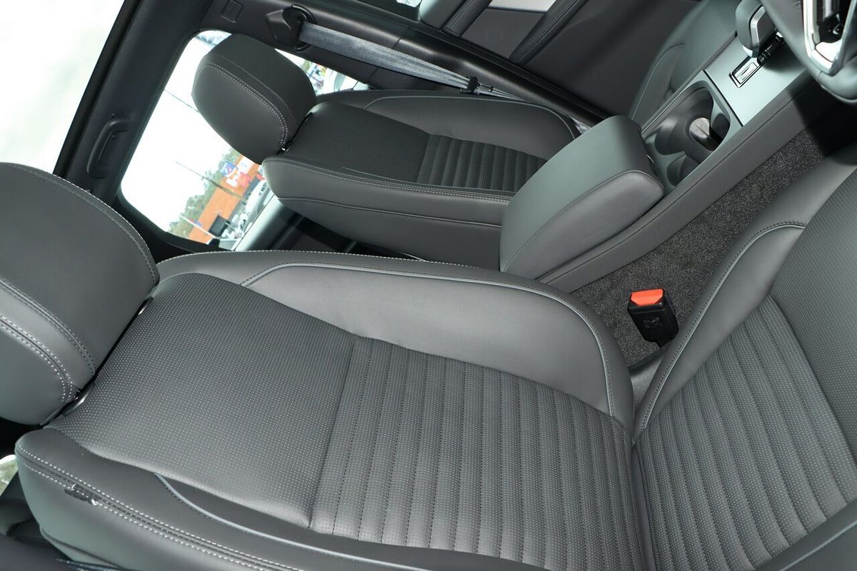 2025 Land Rover Discovery Sport P250 Dynamic HSE L550
