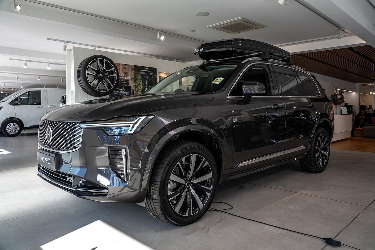 2025 Volvo XC90 Plus B5 Bright