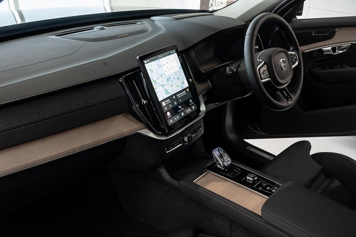 2025 Volvo XC90 Plus B5 Bright