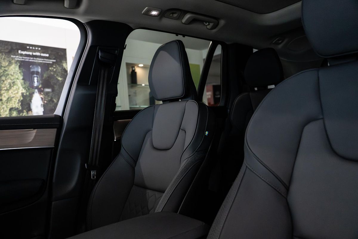 2025 Volvo XC90 Plus B5 Bright