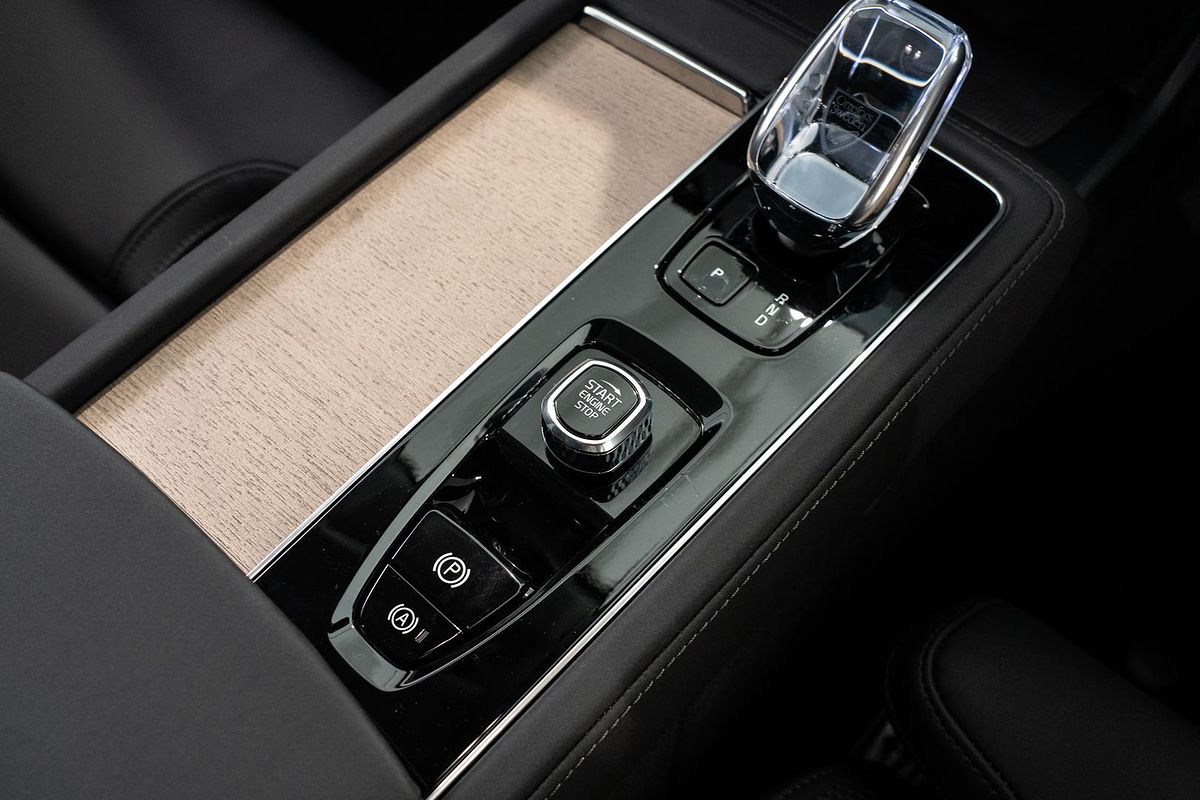 2025 Volvo XC90 Plus B5 Bright