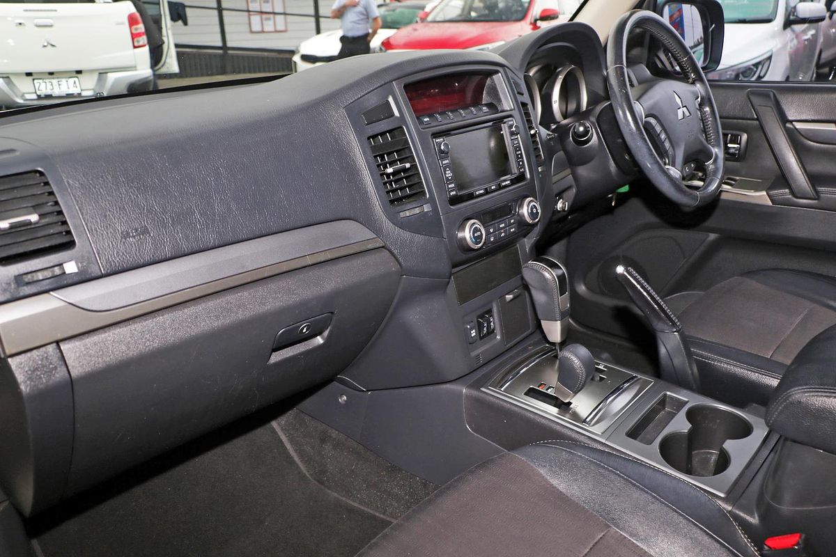 2013 Mitsubishi Pajero VR-X NW