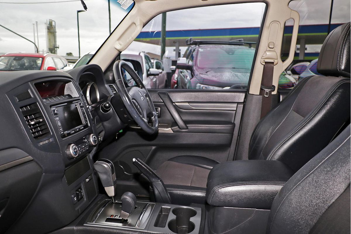 2013 Mitsubishi Pajero VR-X NW