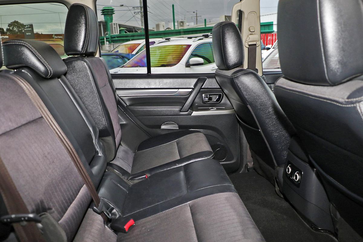 2013 Mitsubishi Pajero VR-X NW