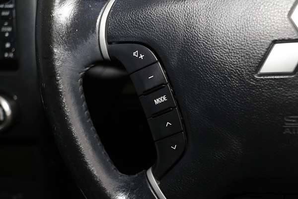 2013 Mitsubishi Pajero VR-X NW