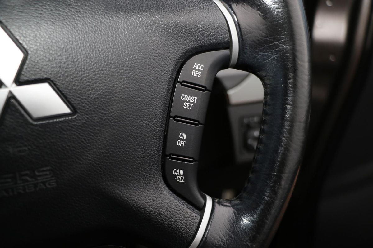 2013 Mitsubishi Pajero VR-X NW