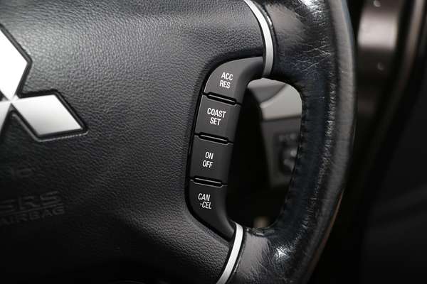 2013 Mitsubishi Pajero VR-X NW