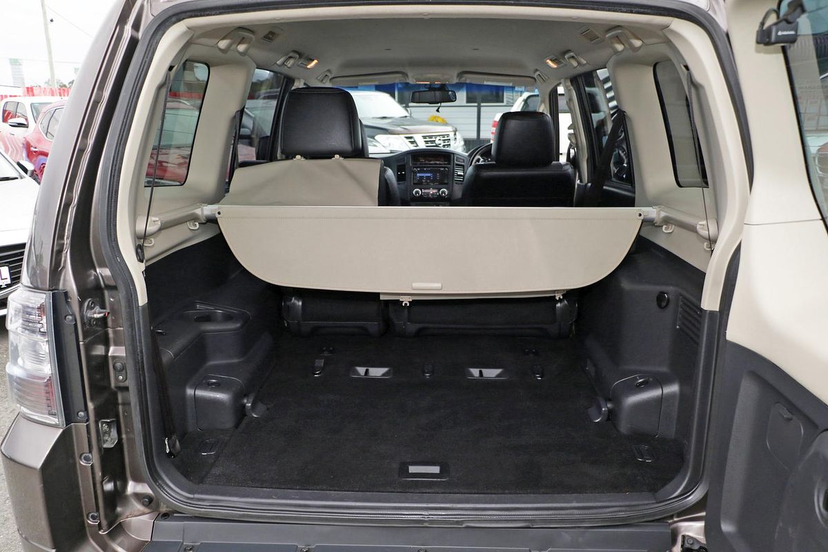 2013 Mitsubishi Pajero VR-X NW