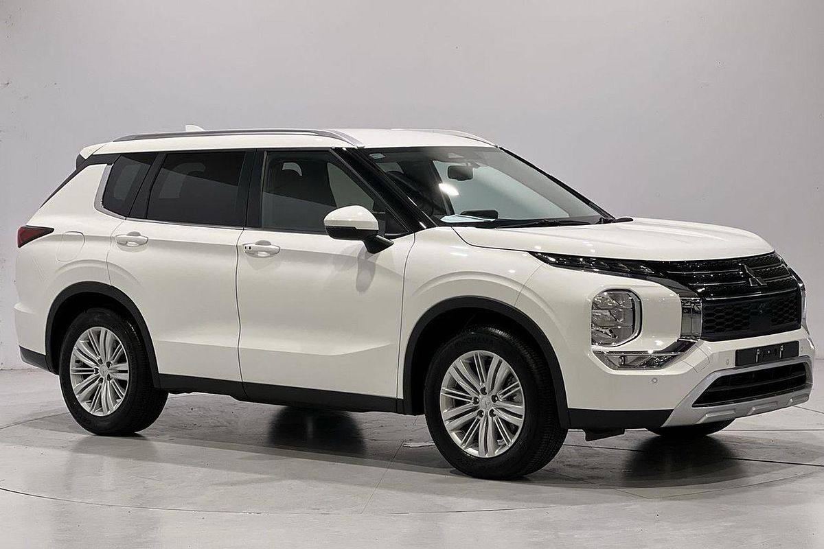 2024 Mitsubishi Outlander LS ZM