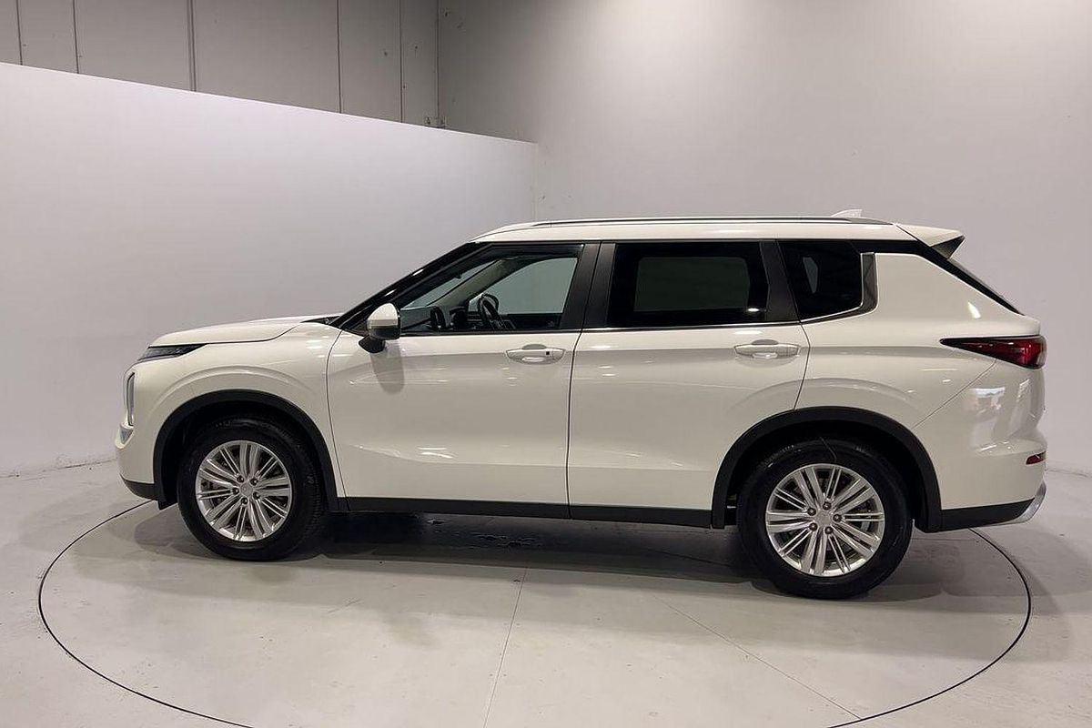 2024 Mitsubishi Outlander LS ZM
