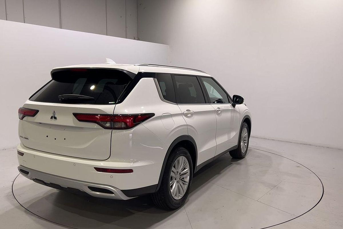 2024 Mitsubishi Outlander LS ZM