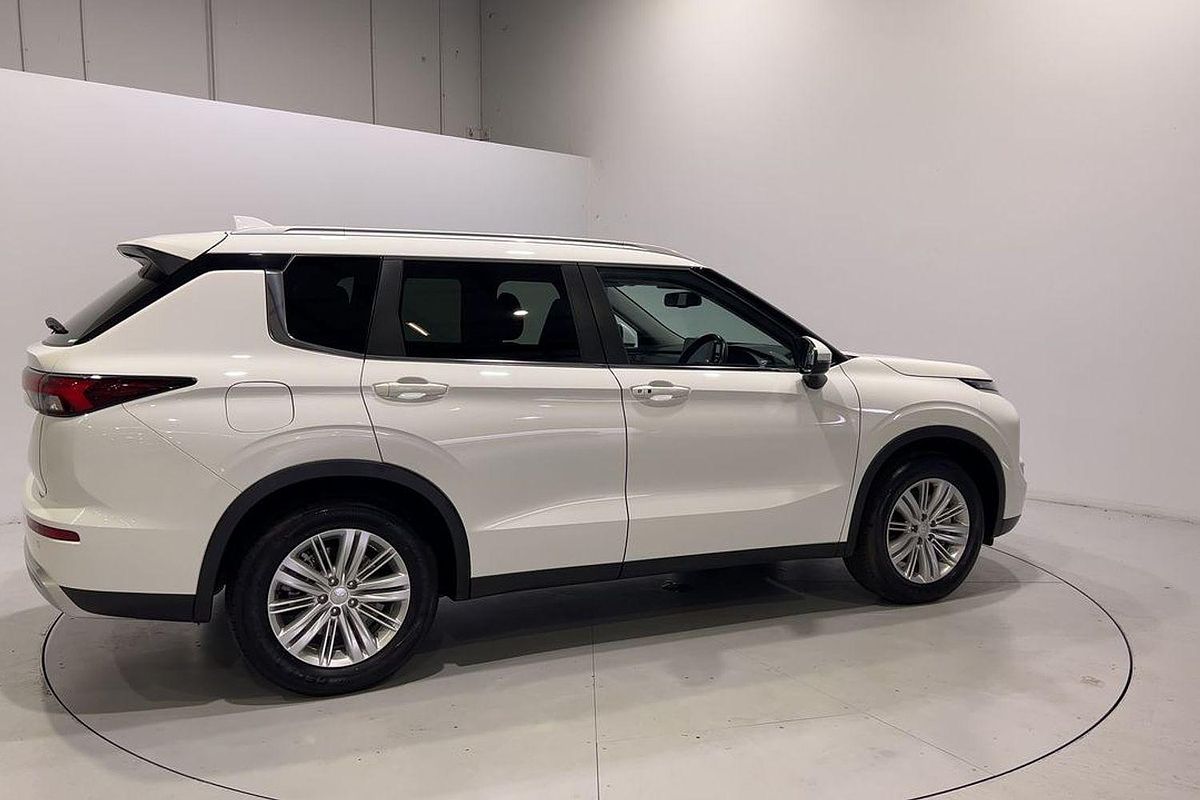 2024 Mitsubishi Outlander LS ZM
