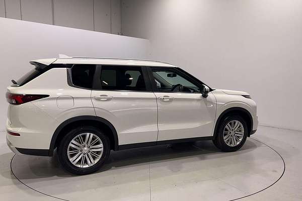2024 Mitsubishi Outlander LS ZM