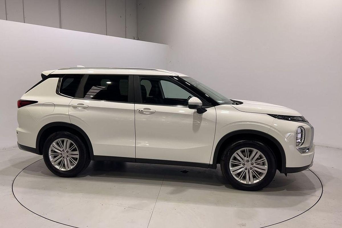 2024 Mitsubishi Outlander LS ZM