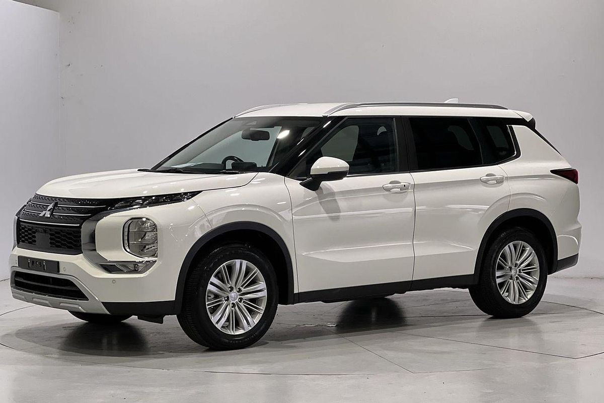 2024 Mitsubishi Outlander LS ZM