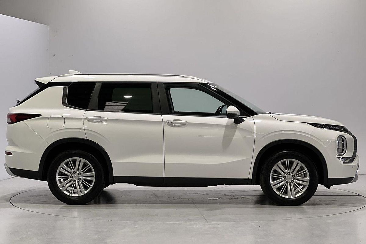 2024 Mitsubishi Outlander LS ZM