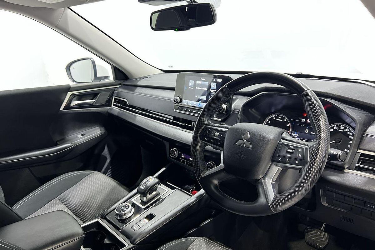 2024 Mitsubishi Outlander LS ZM