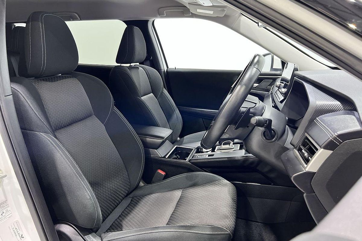 2024 Mitsubishi Outlander LS ZM