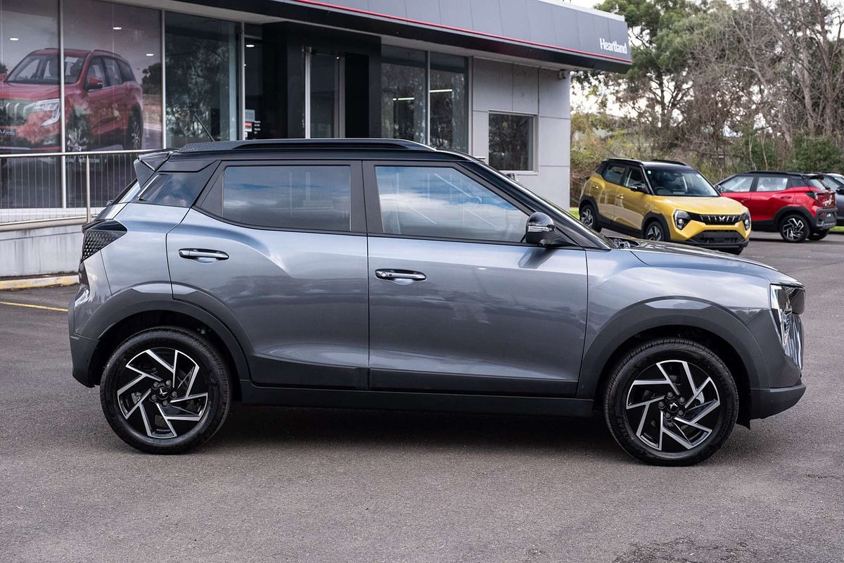 2025 Mahindra XUV3XO AX7L