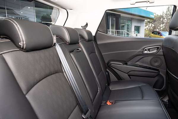 2025 Mahindra XUV3XO AX7L