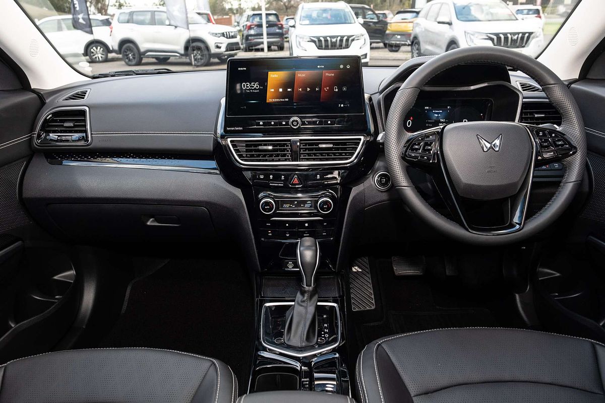 2025 Mahindra XUV3XO AX7L