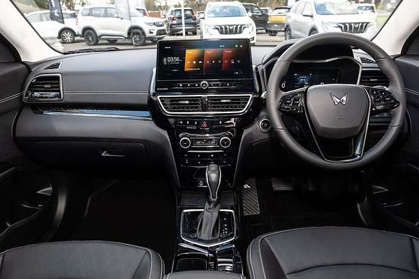 2025 Mahindra XUV3XO AX7L
