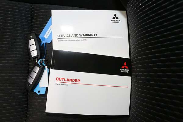 2024 Mitsubishi Outlander LS ZM