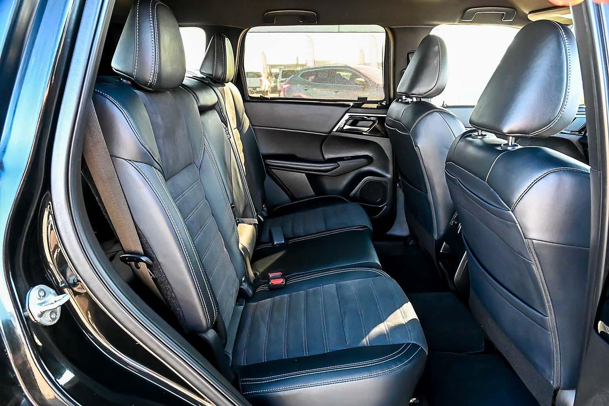 2023 Mitsubishi Outlander Black Edition ZM