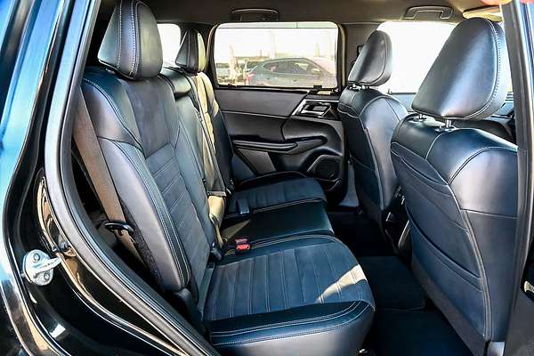 2023 Mitsubishi Outlander Black Edition ZM