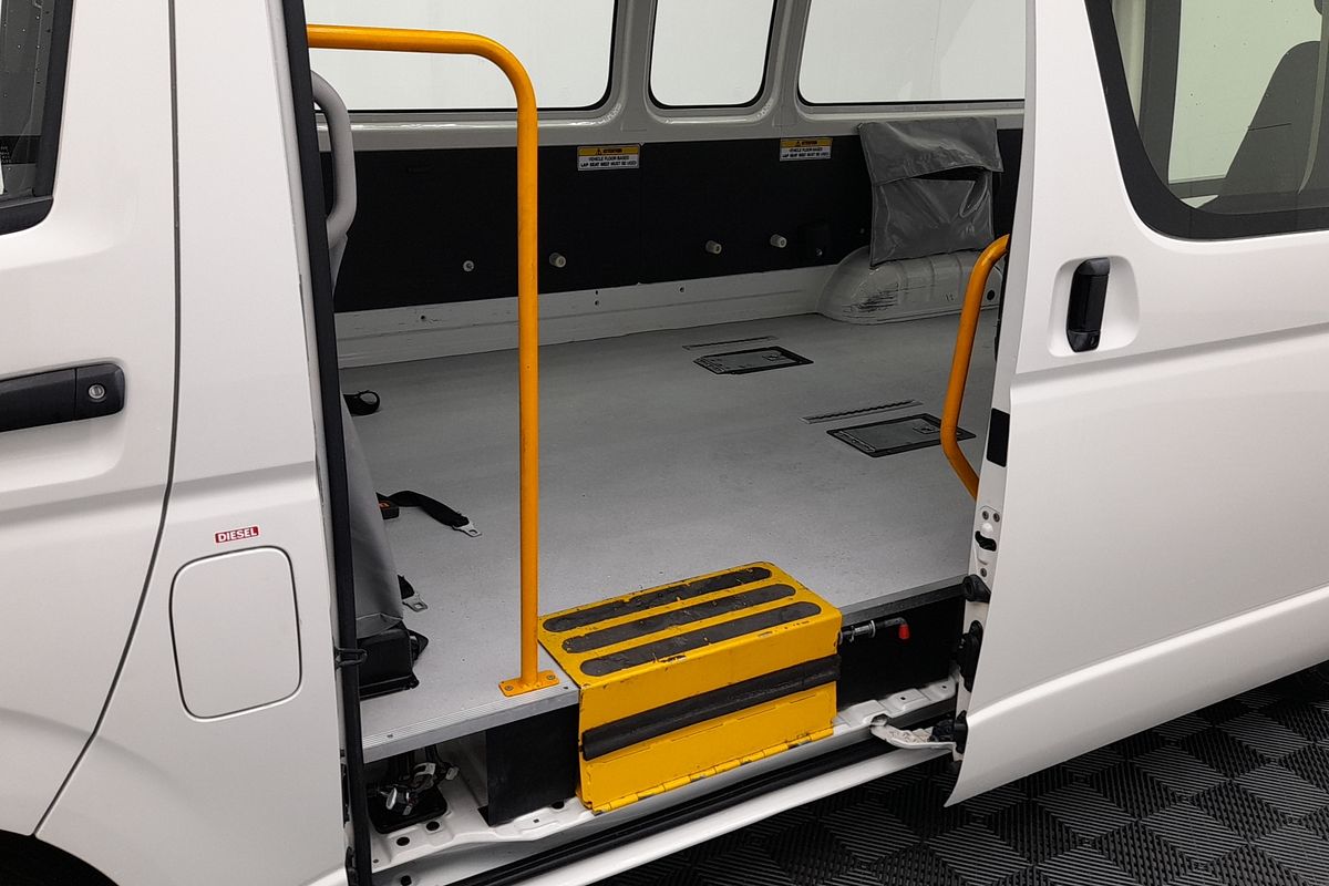 2015 Toyota Hiace Commuter KDH223R ELWB
