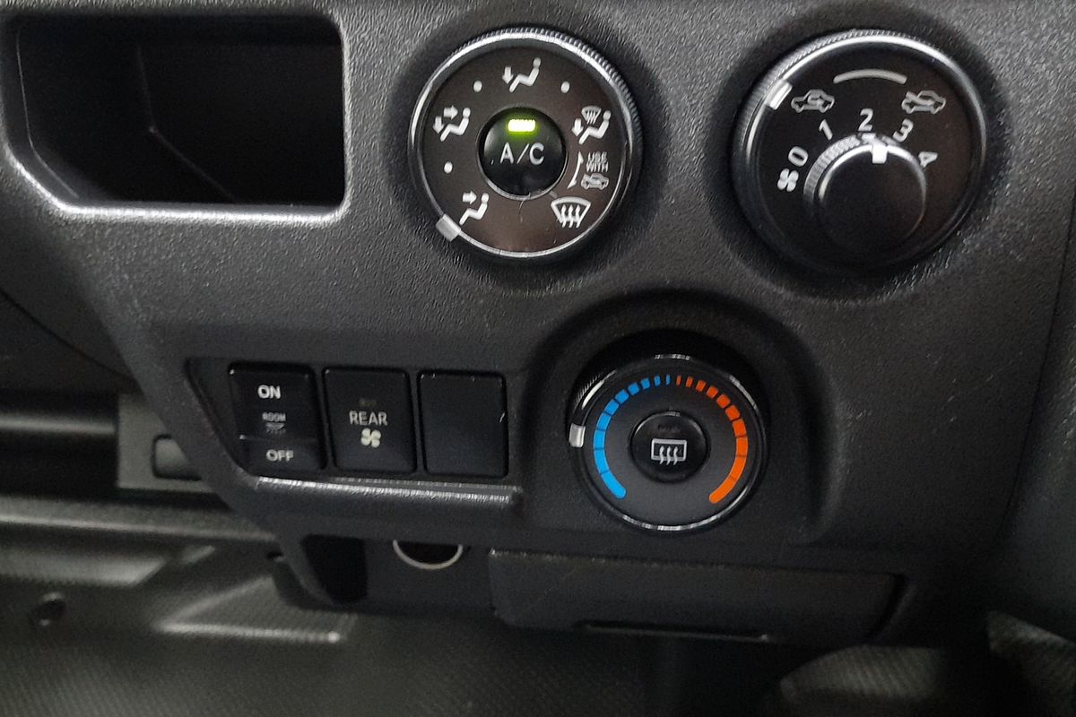 2015 Toyota Hiace Commuter KDH223R ELWB