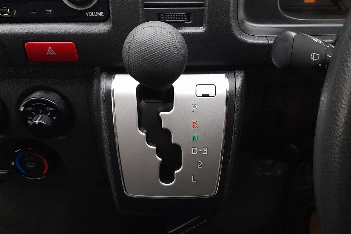 2015 Toyota Hiace Commuter KDH223R ELWB